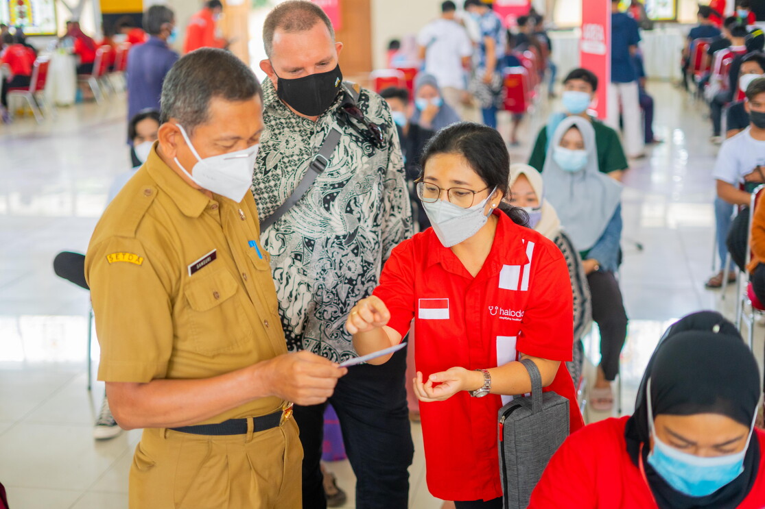 People queueing up for their vaccination in Indonesia