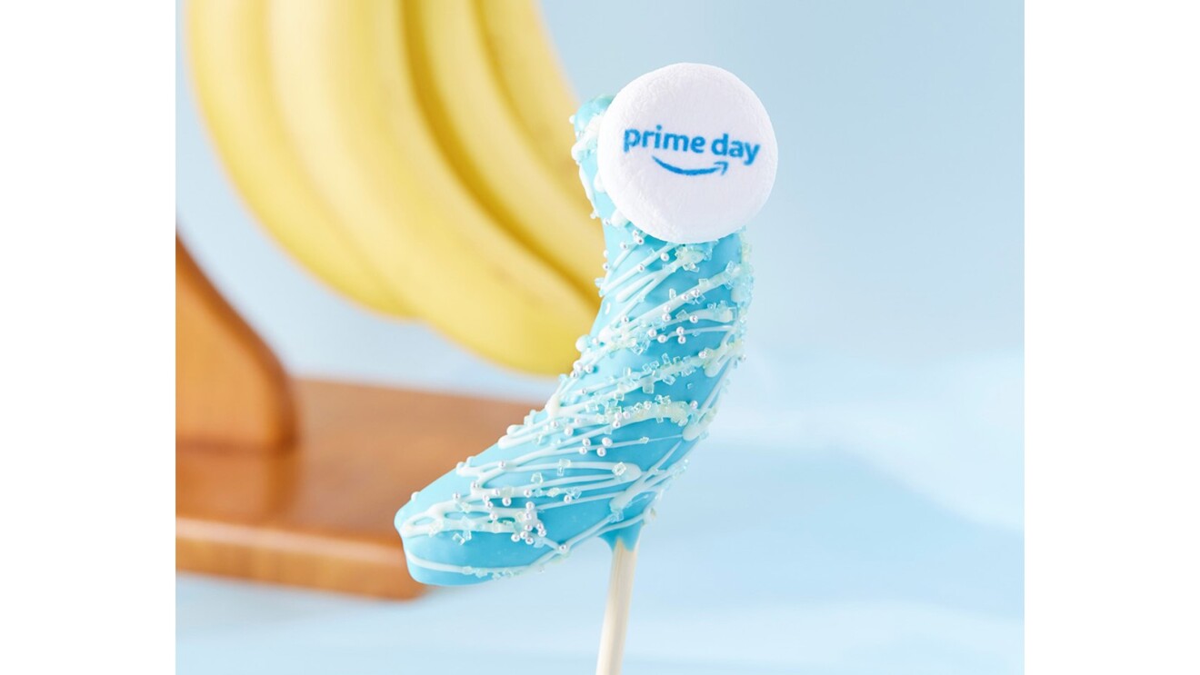 青いチョコレートバナナに白い円形で「Prime Day」のロゴが貼っている。