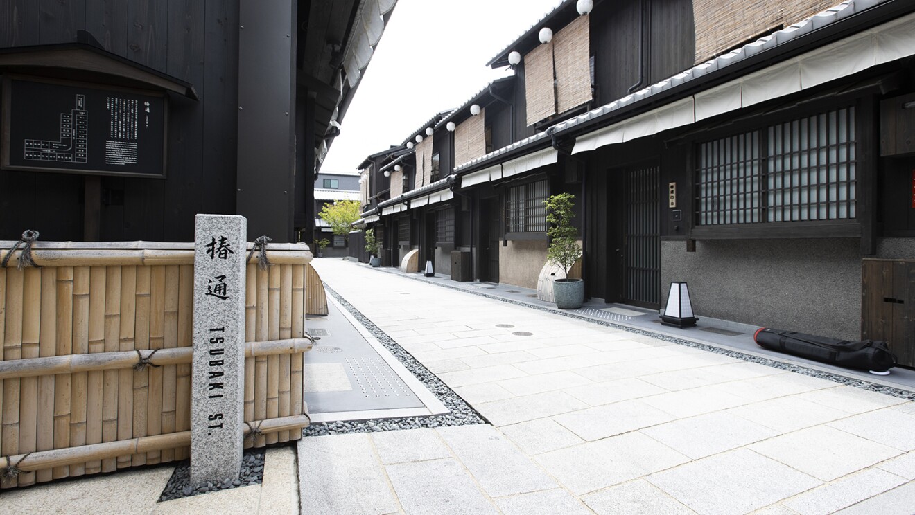 椿通と書かれた石が立つ街並み