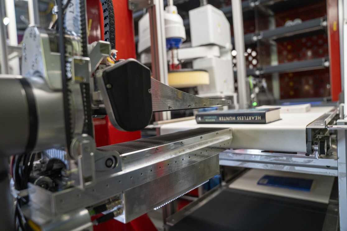 Ein Roboter mit Tastsinn wird in Logistikzentren von Amazon eingesetzt und von Mitarbeitenden getestet.