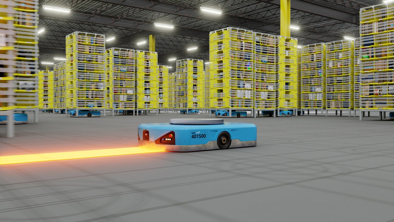 水色の平たいロボットがオレンジ色の光に沿って倉庫内を進んでいる。その後ろに黄色い棚