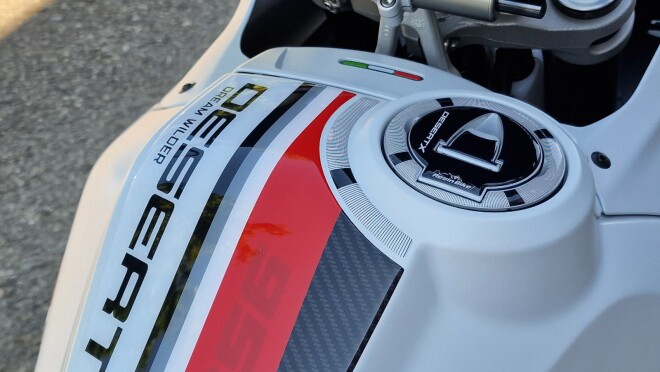 Primo piano di un adesivo per moto della linea di Resin Bike.