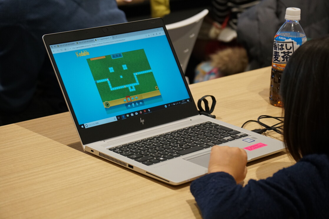 親子で学ぶプログラミングの楽しさ「Hour of Code」