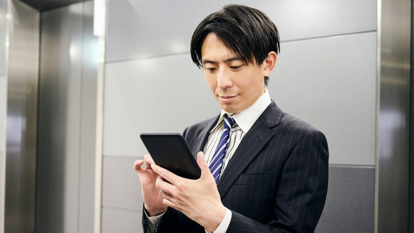 オフィスビルでちょっとした合間にFire 7を使用する写真