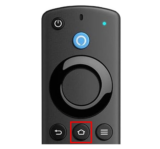 黒いリモコンの上部のクローズアップ。大きな円形のボタンの下に家の形をしたマークがついたボタンがあり、そこが赤枠で囲まれている