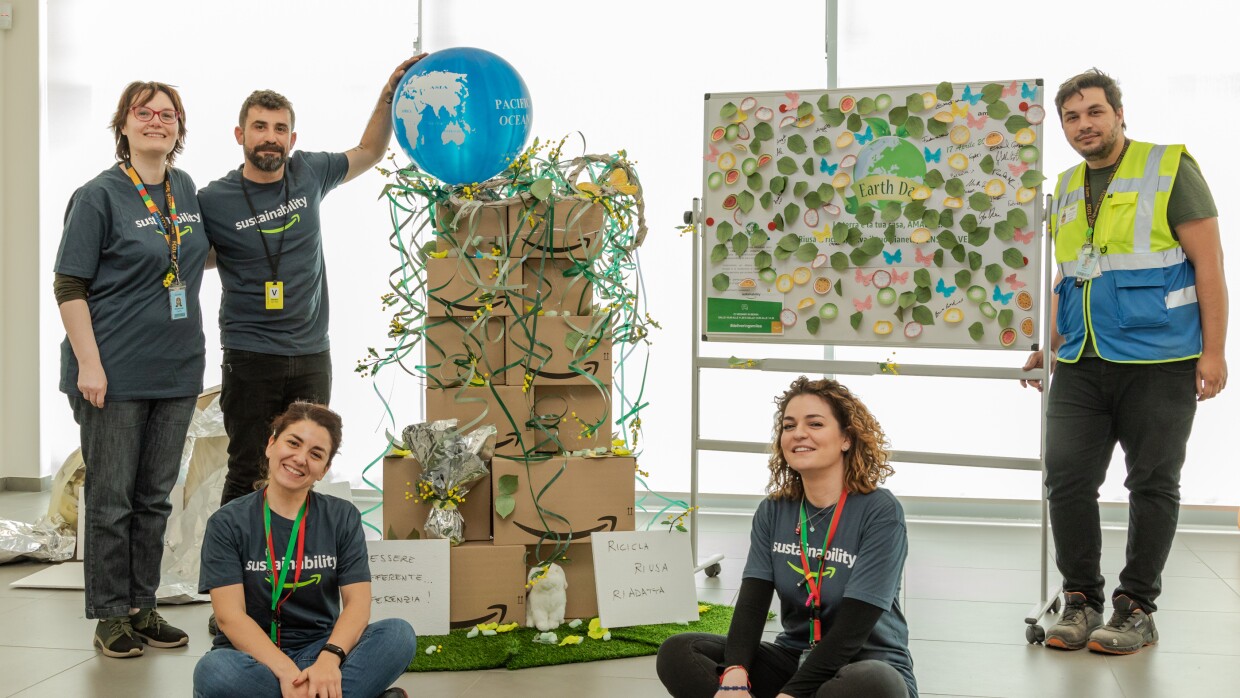 Dipendenti del centro di distribuzione di Passo Corese posano con l'albero realizzato in occasione dell'Earth Day