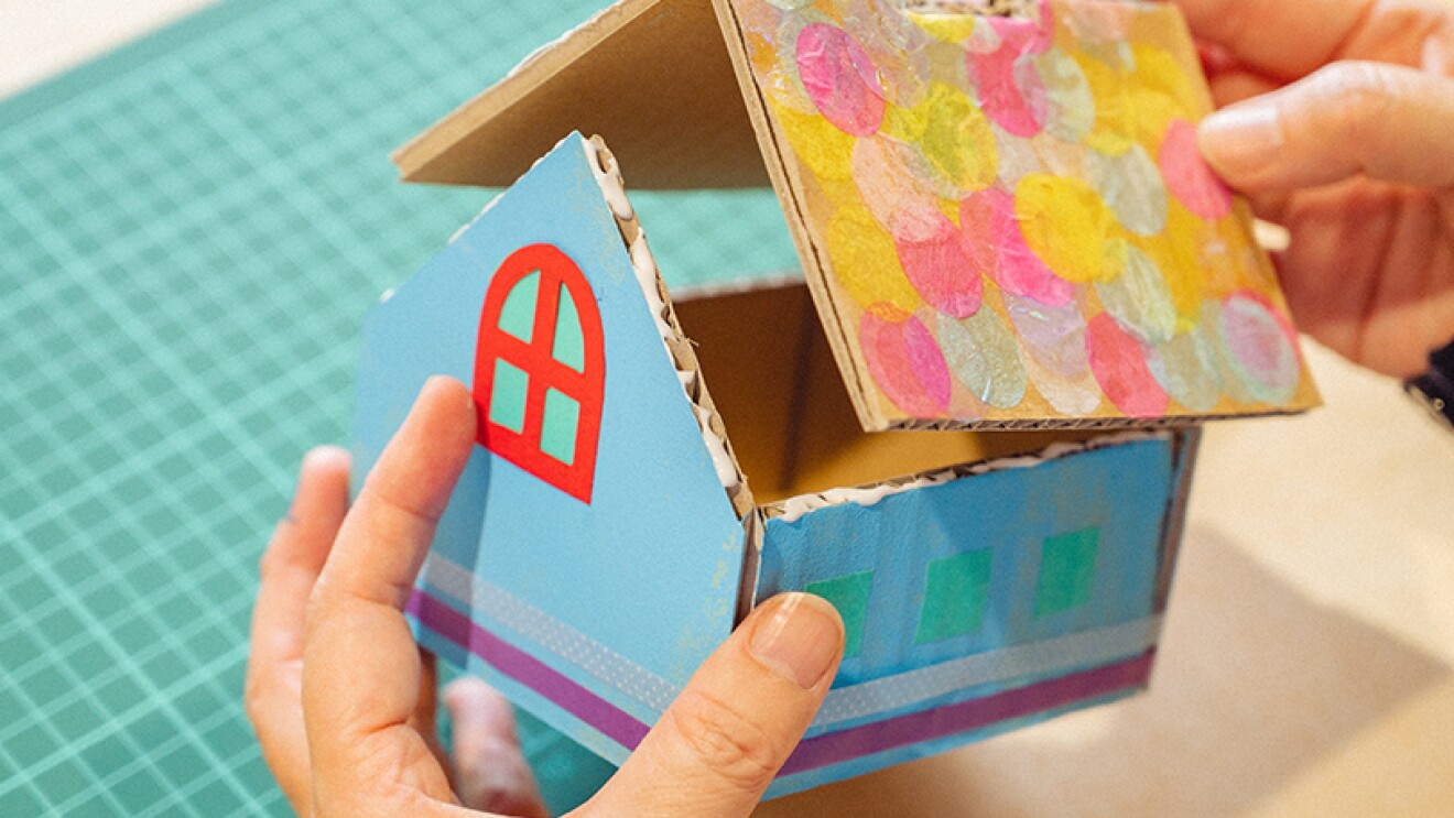 おうち時間に楽しもう 子どもと一緒に簡単ダンボール工作 貯金箱編 About Amazon Japan おうち時間に楽しもう 子どもと一緒に簡単ダンボール工作 貯金箱編 About Amazon Japan