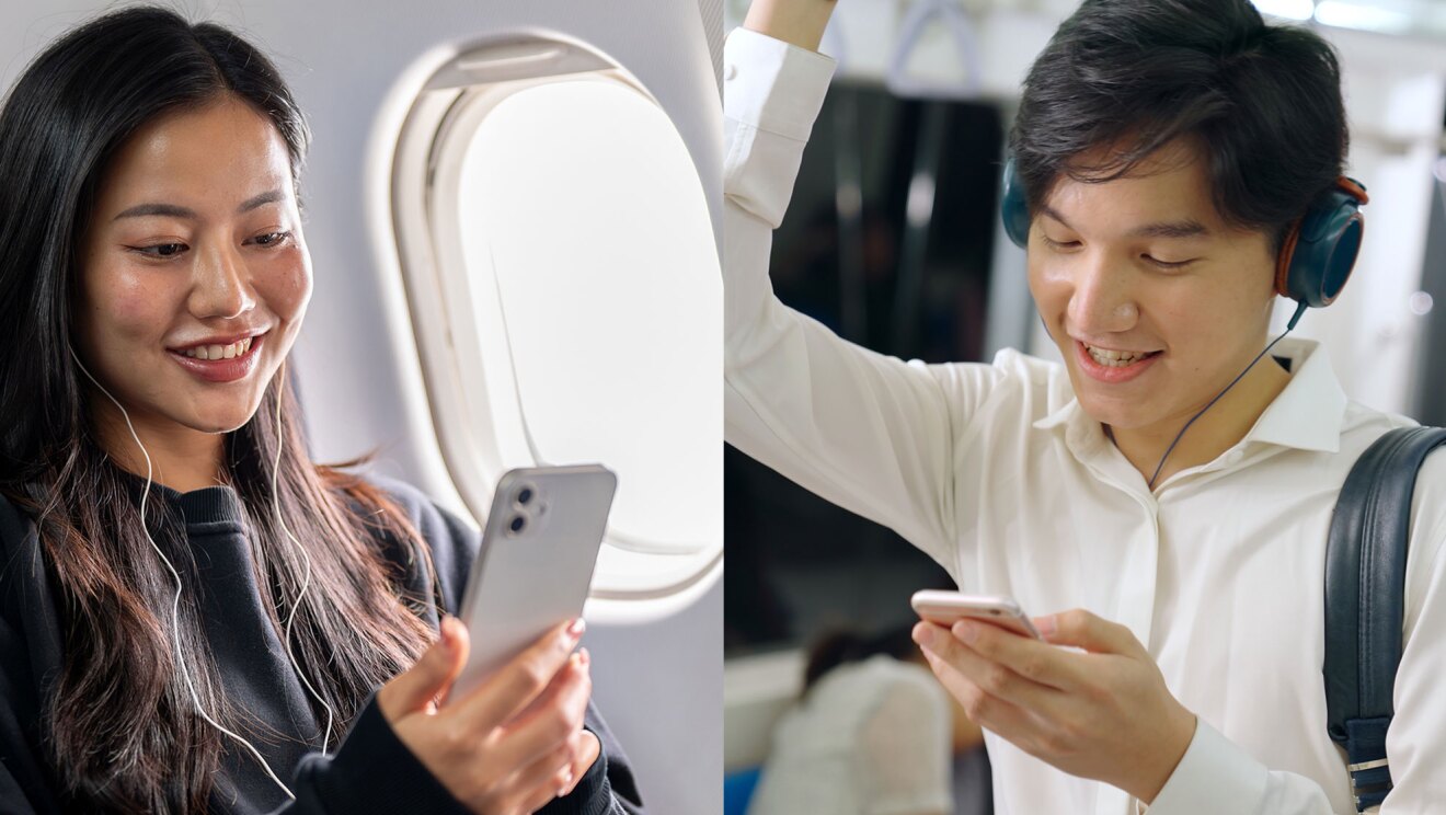 2枚の写真を組み合わせた画像。左側は飛行機の窓際でスマートフォンを見つめる人物、右側は電車内で吊革につかまりながらスマートフォンを見る人物。どちらも笑顔で画面を見つめている。