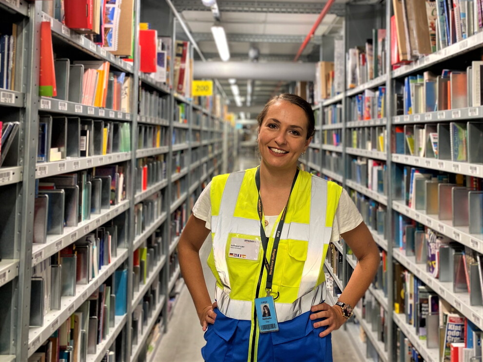 Junge Frau mit Sicherheitsweste im Logistikzentrum