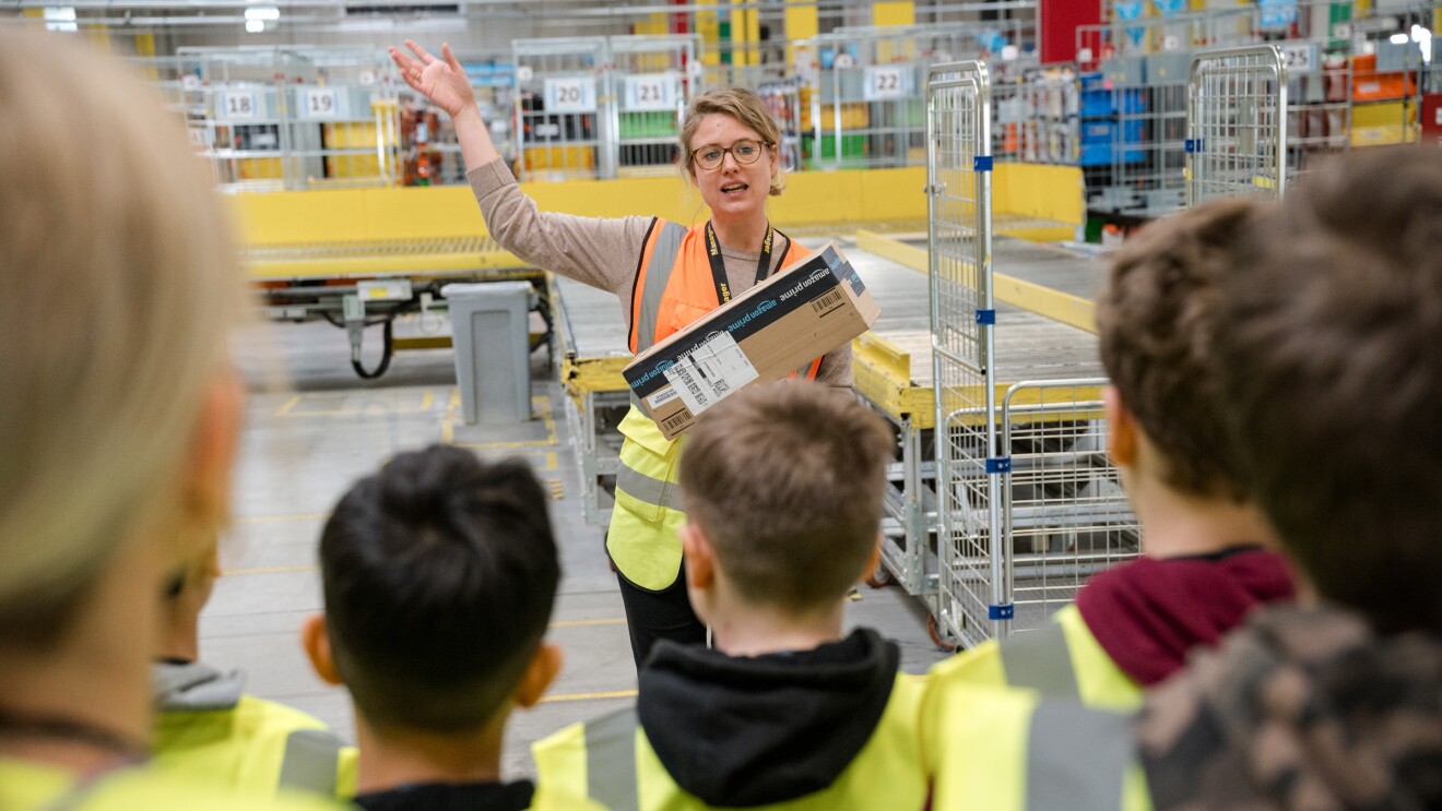 Schüler:innen bei einem Besuch des Amazon Verteilzentrums in Wien.
