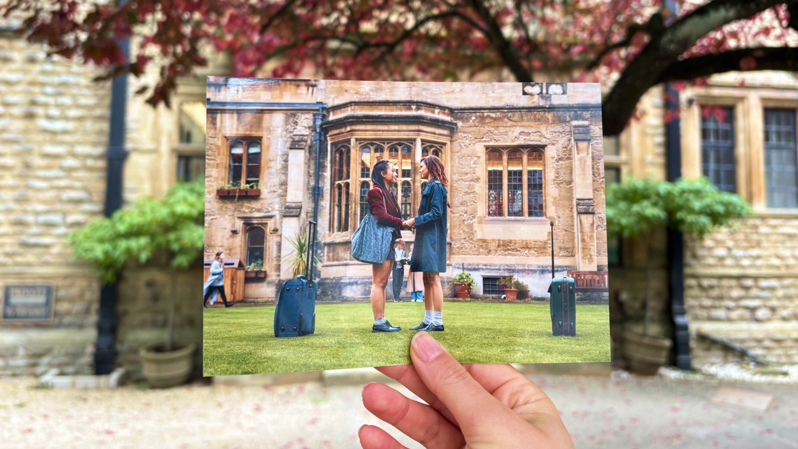 Oxford Schule und Postkarte von Maxton Hall mit Ruby Bell