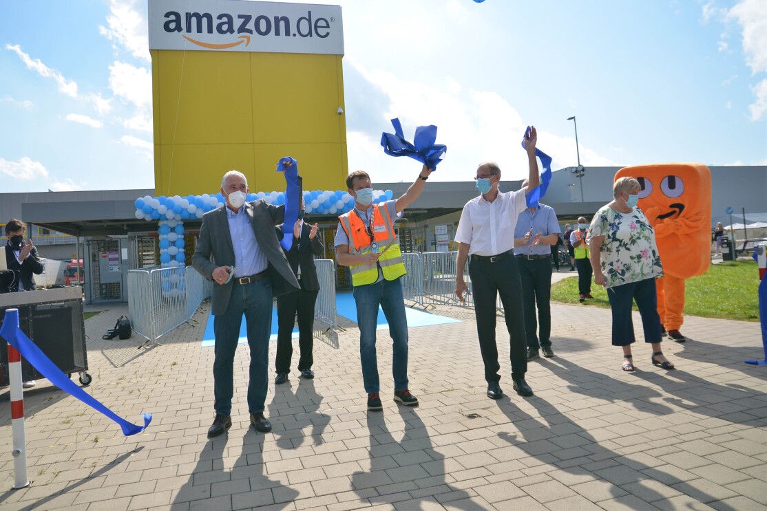 Feierliche Eröffnung und Durschschneiden eines blauen Bands.