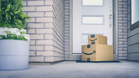 Entrega de dos paquetes de Amazon delante de la puerta.