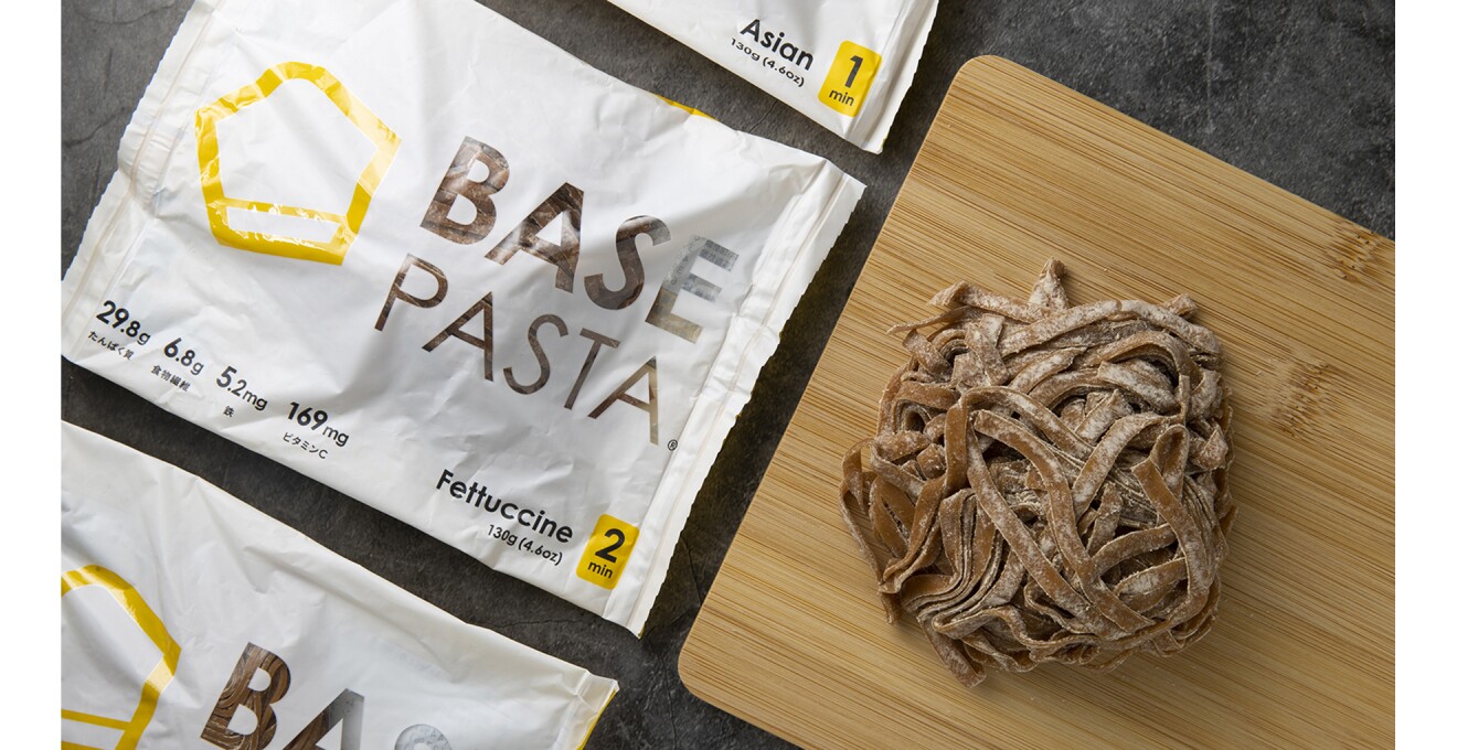 色が濃いフィットチーネの生パスタの写真