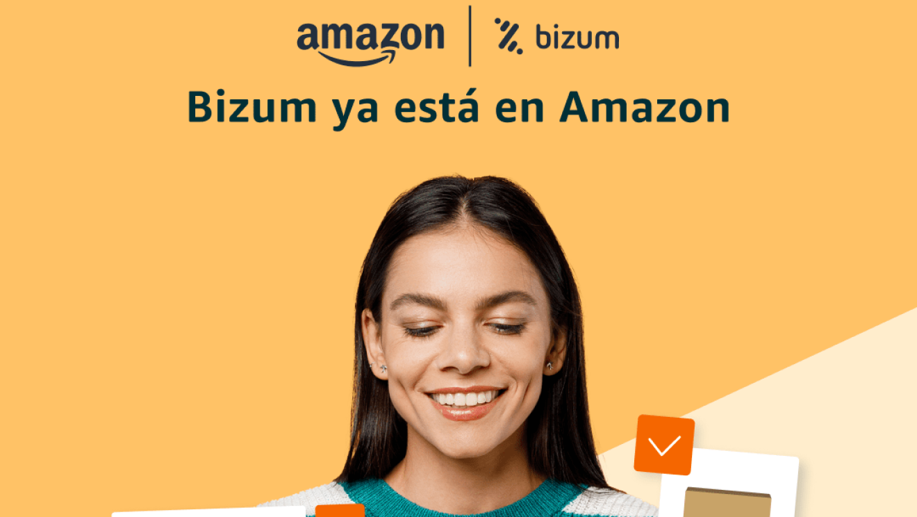 Bizum ya esta en Amazon: una mujer con un teléfono móbil comprando. 