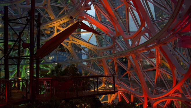 西雅图球体在亚马逊总部在西雅图,佤邦点亮彩虹颜色标记”骄傲月6月。