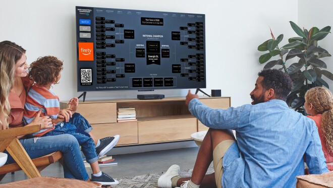 一个家庭的形象看三月疯狂架在火电视在起居室里。