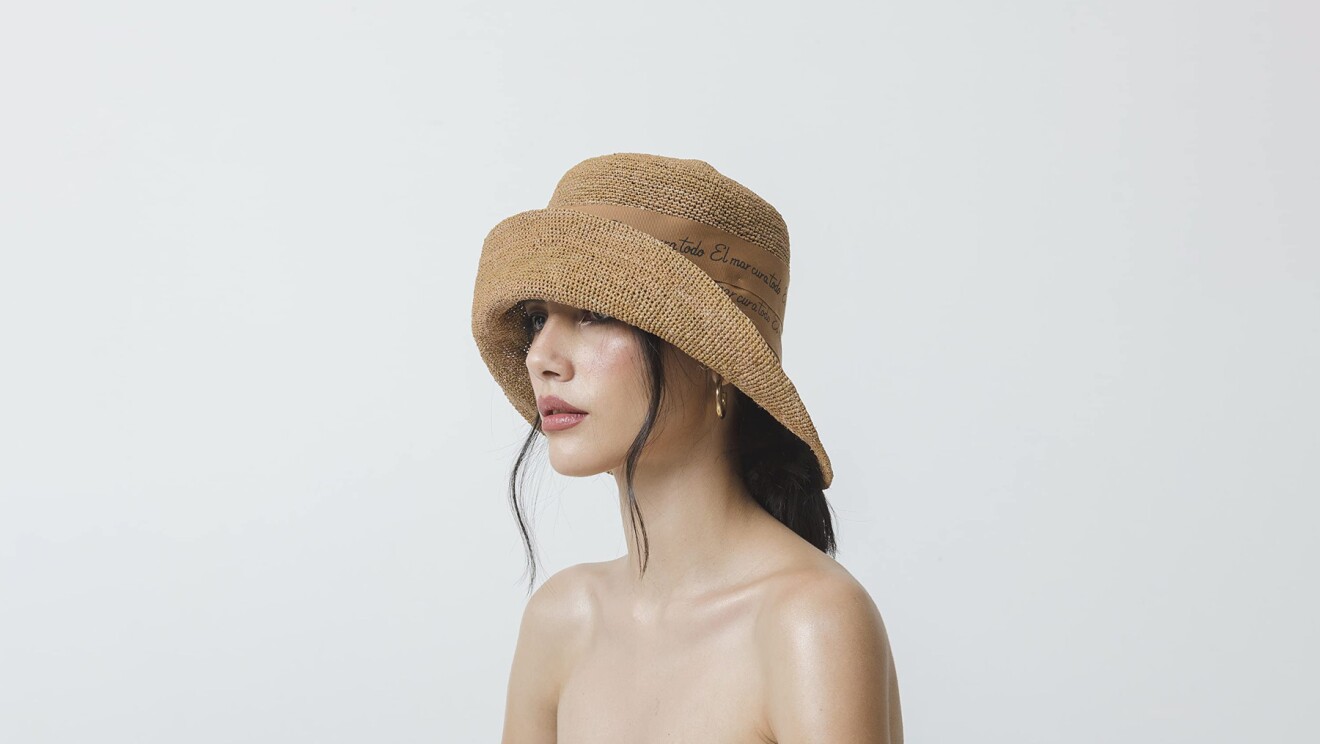 Imagen de una modelo con sombrero de Sensi Studio
