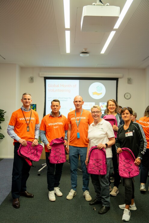 Jonathan Weiss, Standortleiter Amazon Berlin, Patrick Ruppenthal, Leiter des freiwilligen Engagements Amazon Deutschland sowie Vertreter:innen des Tafel Landesverbands Berlin Brandenburg