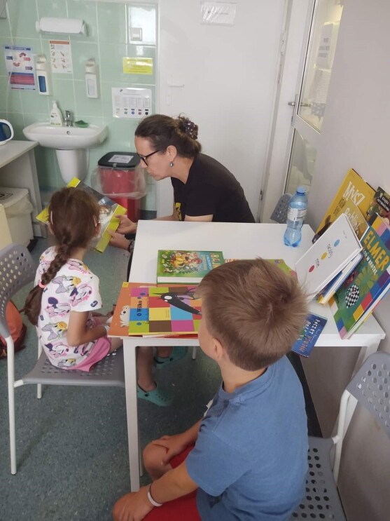 Amazon volunteer in a reading aloud session in a Polish hospital 