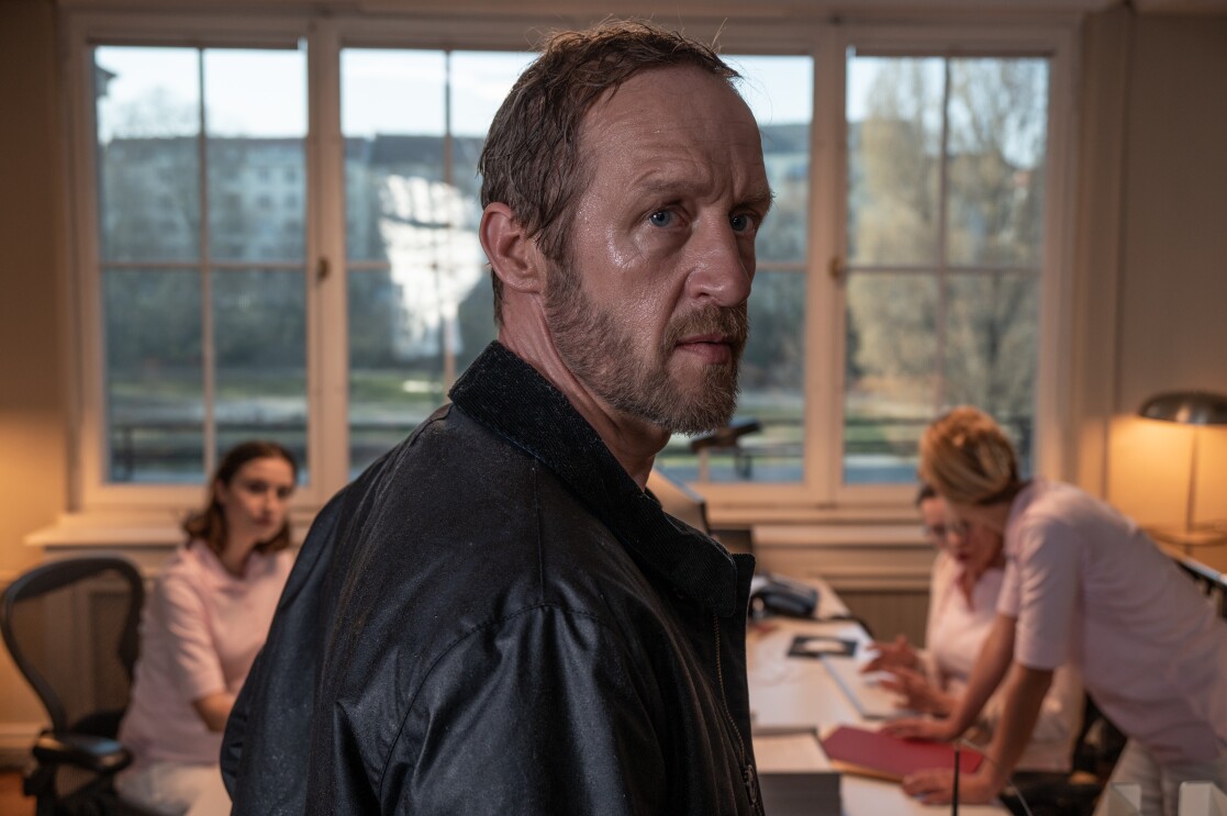 Szenenbild aus Episode 1 der Prime Video Serie "Die Therapie" nach dem Bestseller von Sebastian Fitzek.