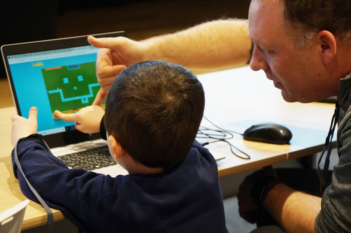 親子で学ぶプログラミングの楽しさ「Hour of Code」