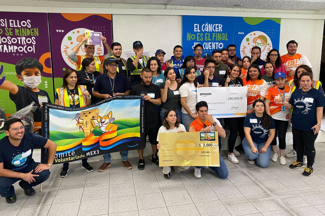 Foto de equipo con voluntarios de Amazon y miembros de la asociación Aquí Nadie de Rinde, I.A.P. 