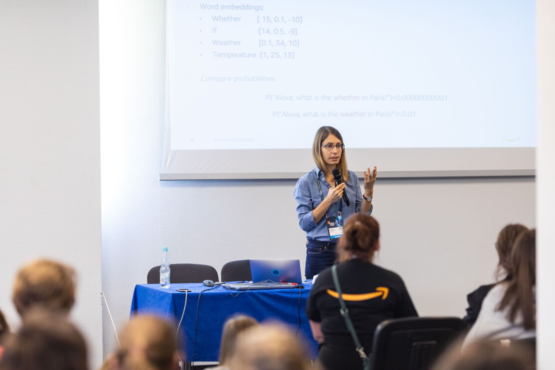 Pracowniczka Amazon prowadzi warsztaty na konferencji Women in Tech