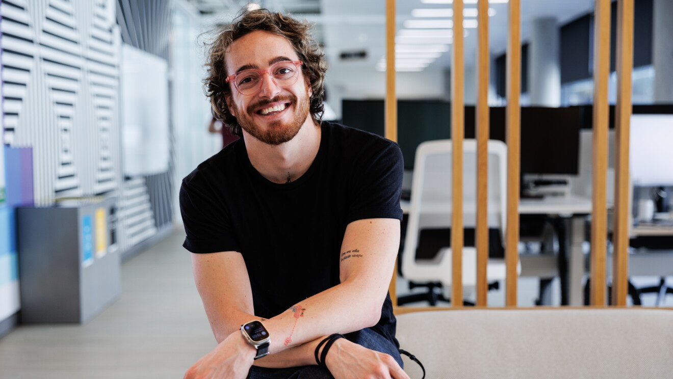 Alejo Vaccaro, empleado de Prime Video en Madrid, posando en las oficinas de Amaozn en Madrid. 