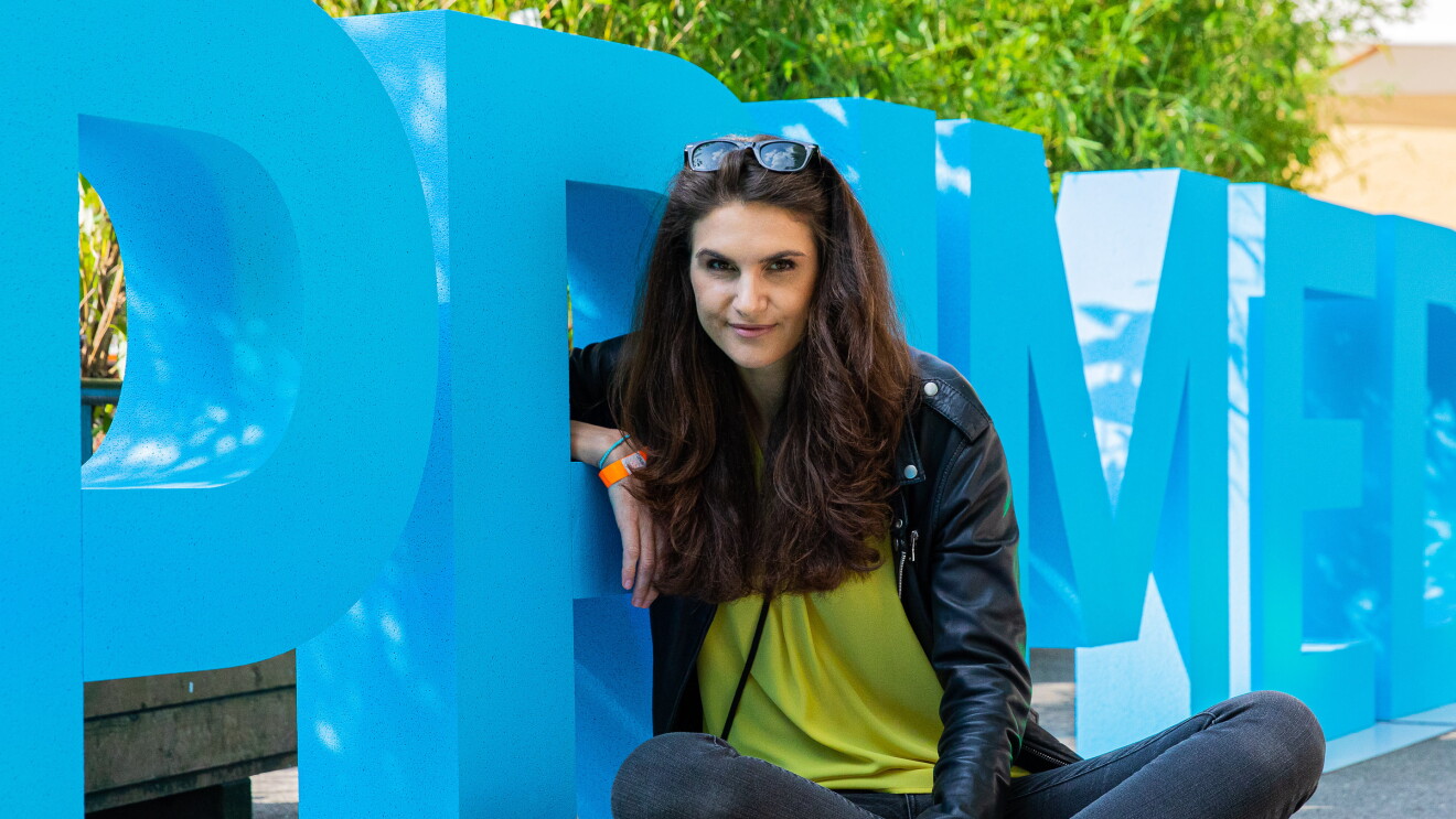 Lina Deermann sitzt vor dem Prime Day Schriftzug 