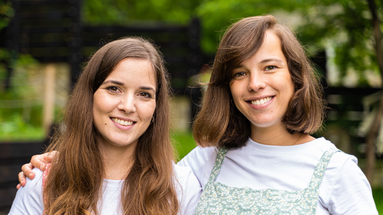 María y Alejandra Gómez Iribarnegaray crearon La cosmética de María en junio de 2019. Las dos hermanas son mellizas y Alejandra tiene pelo largo y María corto. Las dos tienen el pelo castaño. Llevan una camiseta de color blanco y encima dos vestidos de algodón con tirantes por encima. El de Alejandra es de color blanco y rosa y el de María verde y blanco.