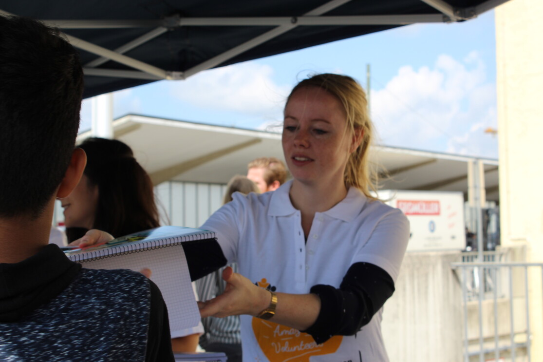 Amazon Volunteers unterstützen bei der Ausgabe der Schulmaterialien.