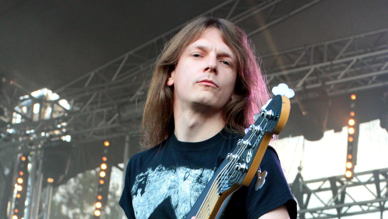 Mężczyzna grający na gitarze