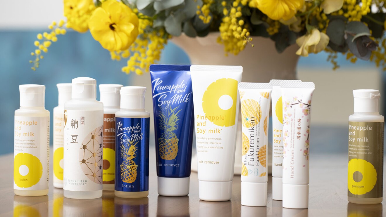 さまざまなデザインのチューブやボトルに入った基礎化粧品のパッケージが並んでいる