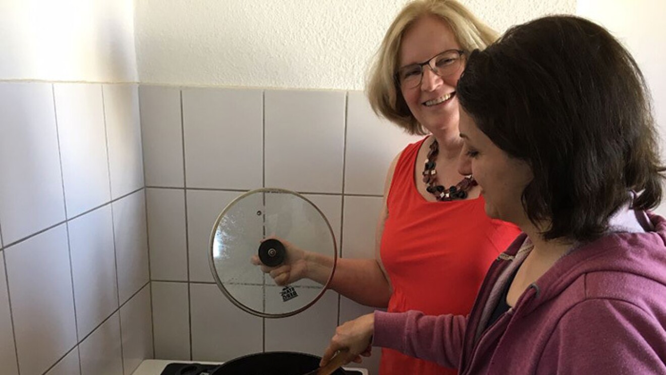 Susanne und Soraya zusammen beim Kochen