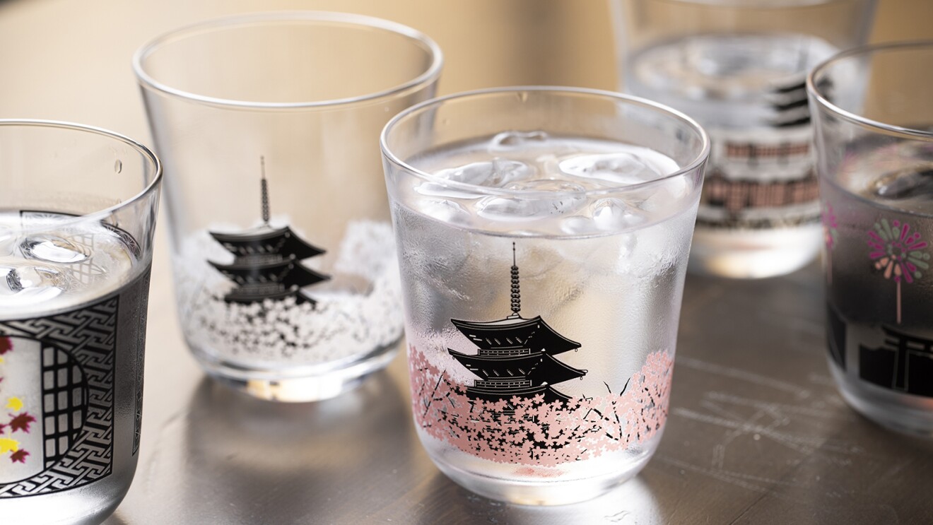 五重塔と桜が描かれたグラス
