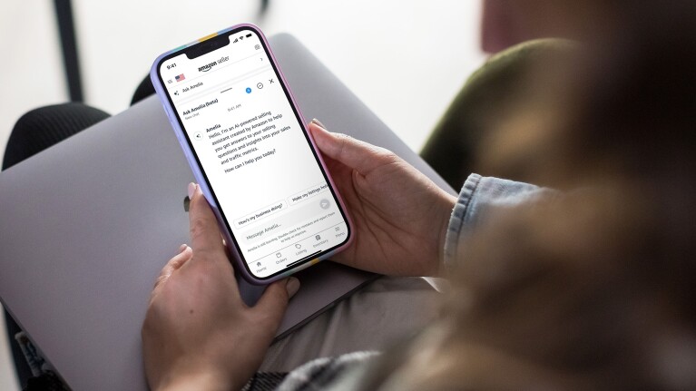 Mobil cihazda Amelia satıcı asistanıyla yapılan görüşmeler.