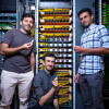 de izquierda a derecha: Ratul Mahajan, Amazon Scholar y experto en redes de centros de datos y profesor en la Universidad de Washington; Giacomo Bernardi, científico de AWS y Seshadhri Comandur, Amazon Scholar y profesor en la Universidad de California en Santa Cruz.