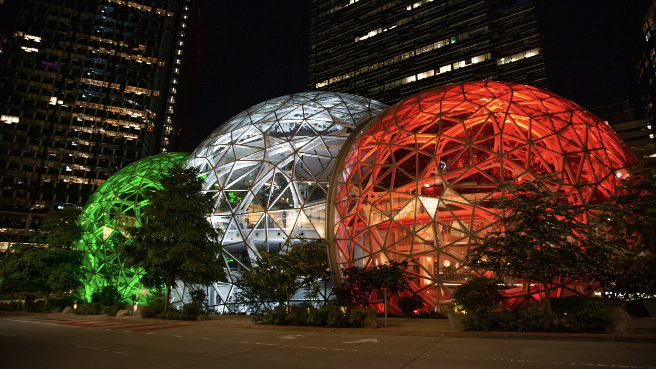 Le Sfere del Centro Direzionale di Amazon a Seattle illuminate con il tricolore_4.jpeg
