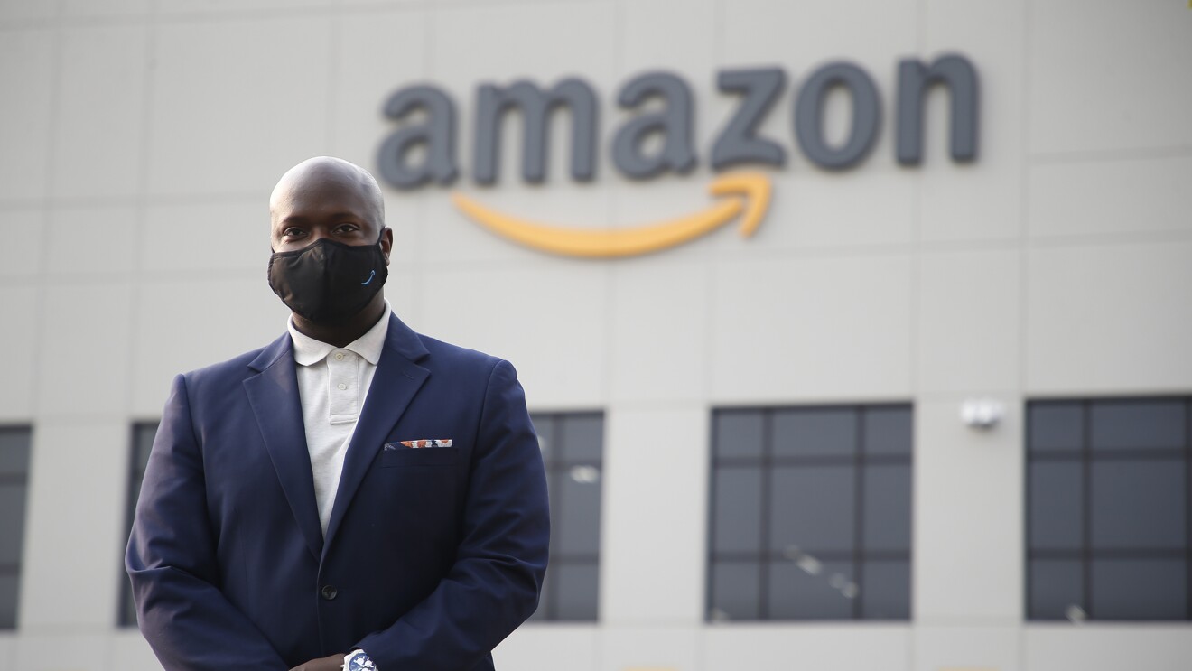 亚马逊人力资源运营副总裁Ofori Agboka参观了底特律附近的一个履行中心,展示了该公司在大流行期间采取的安全措施