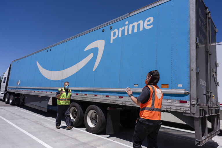 個人防護具（PPE）を準備し、非営利団体に発送するAmazonの社員。