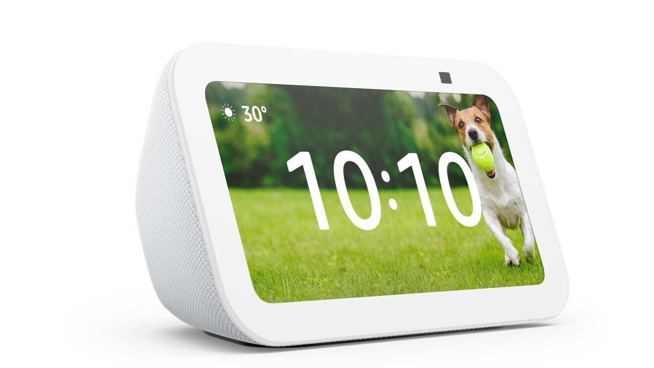 Echo Show 5 グレイシャーホワイトの本体。画面を包む躯体が布地になっていて、その色と画面の枠がすこしグレーがかった白になっている