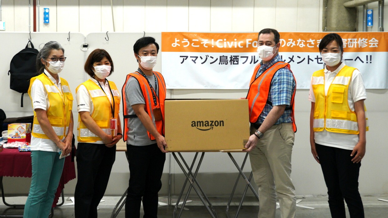 災害支援研修会にて、Amazonの箱を囲んだスタッフ達の写真