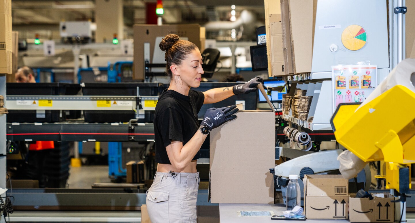 Employé d'Amazon dans un centre de traitement des commandes en France
