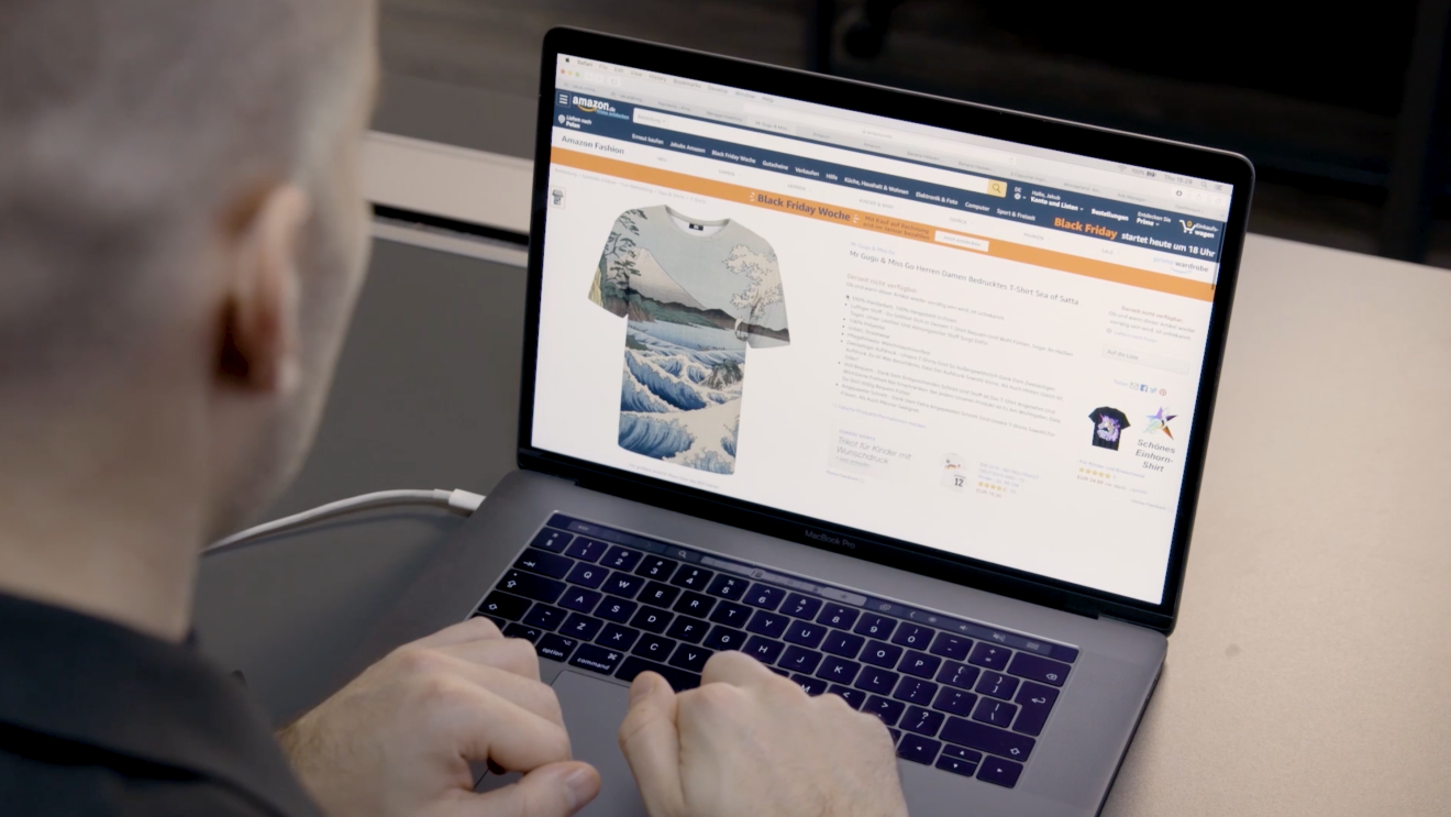 Sprzedawca Amazon korzystający z laptopa, na którym otworzona jest strona jego sklepu na Amazon