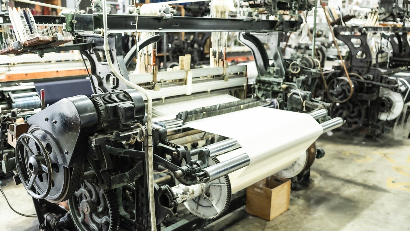 幅3メートルぐらいありそうな自動織機