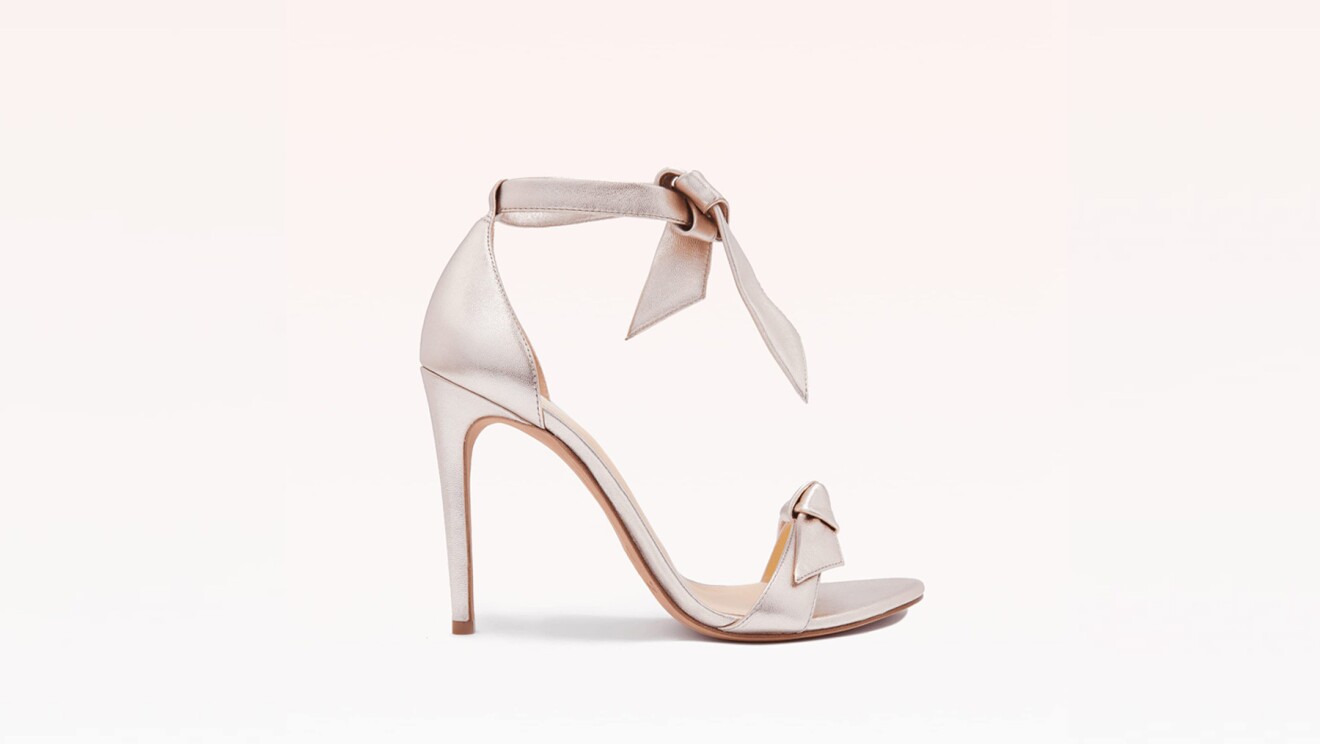 Una imagen de un tacón color perla de Alexandre Birman.