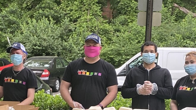 亚马逊捐赠食物当地救援人员和雇佣当地餐馆房地美的酒吧和烧烤HQ2位置准备饭菜