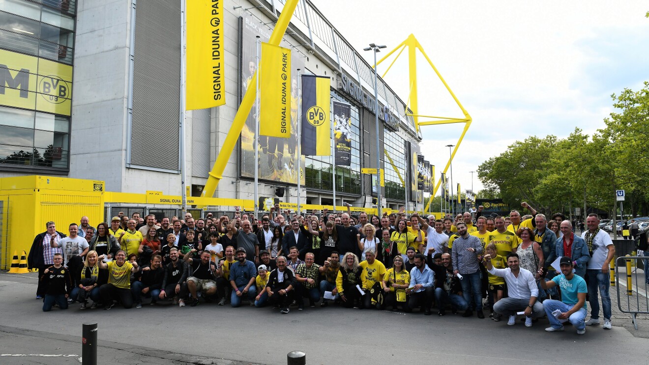Gruppenbild mit Mitarbeitern vor dem Westfalen-Stadion