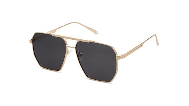 网红喜爱时尚配饰的产品形象。